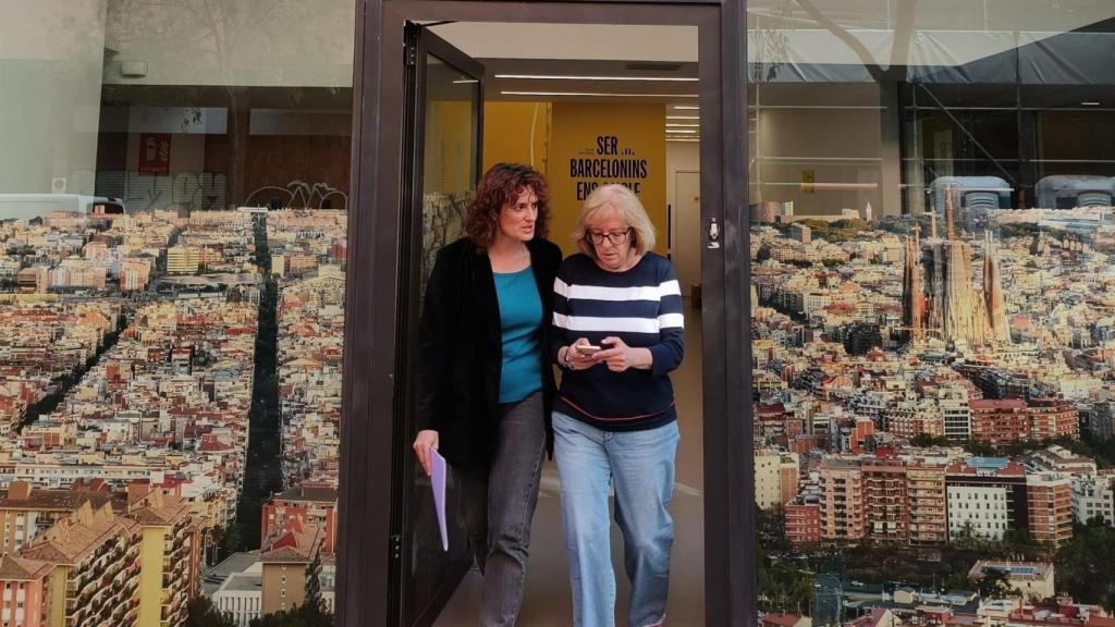 La candidata de 'Endavant, Barcelona!' y actual presidenta de ERC Barcelona, Eva Baró, y la candidata a secretaria general de la federación, Lourdes Arrando, tras presentar los avales