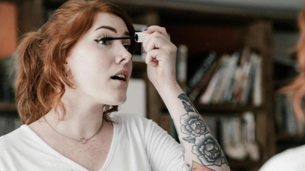 Una mujer maquillándose