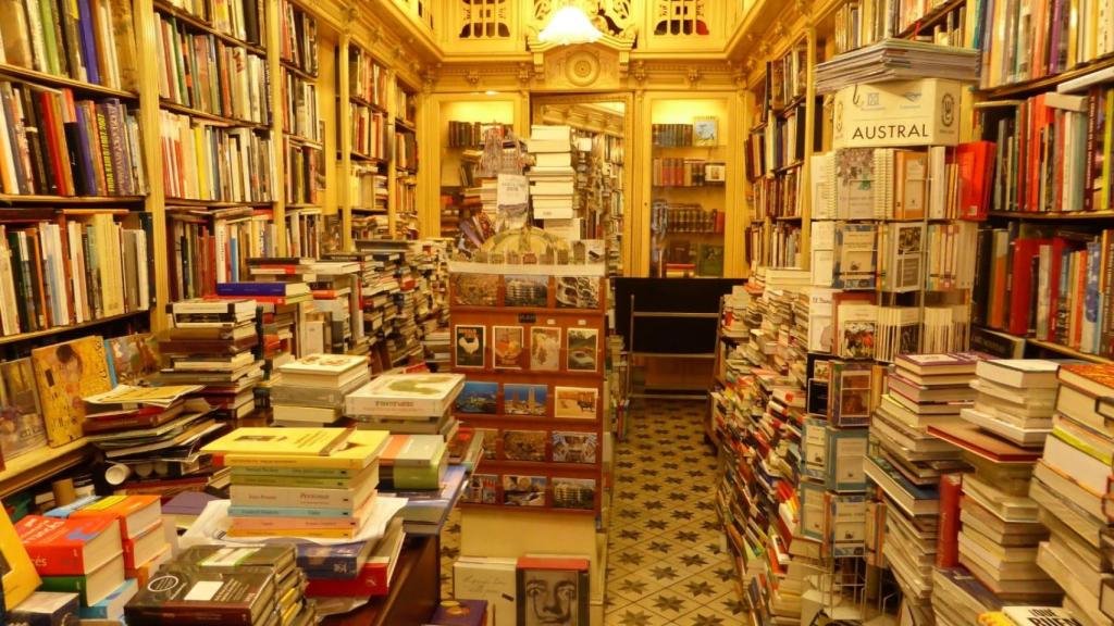 Interior de la Llibreria Sant Jordi