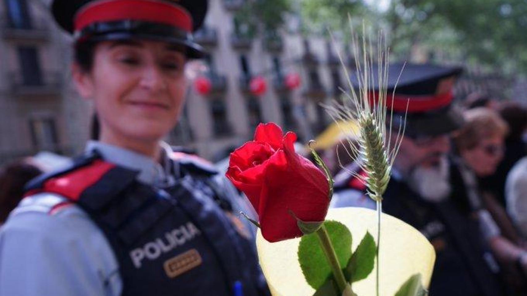 Una agente de los Mossos durante el día de Sant Jordi
