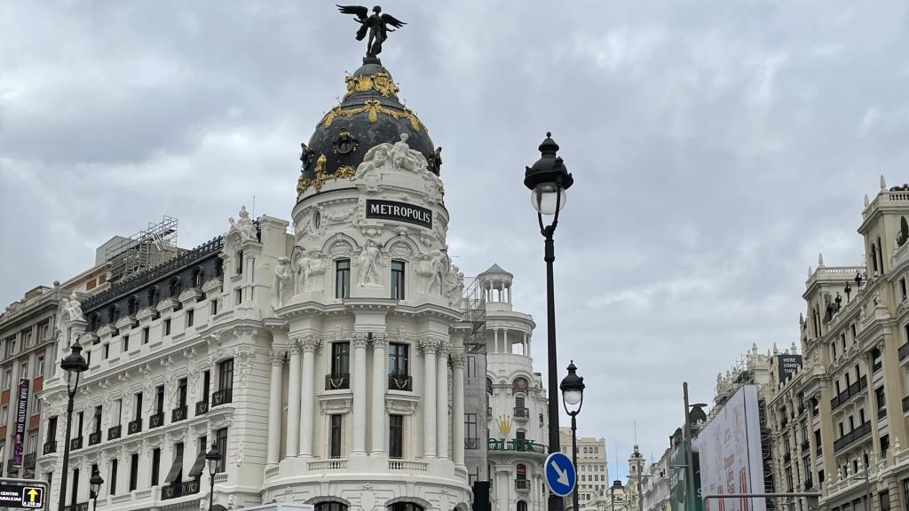 El emblemático edificio Metrópolis, con la lona que anuncia Sant Jordi al fondo / CG