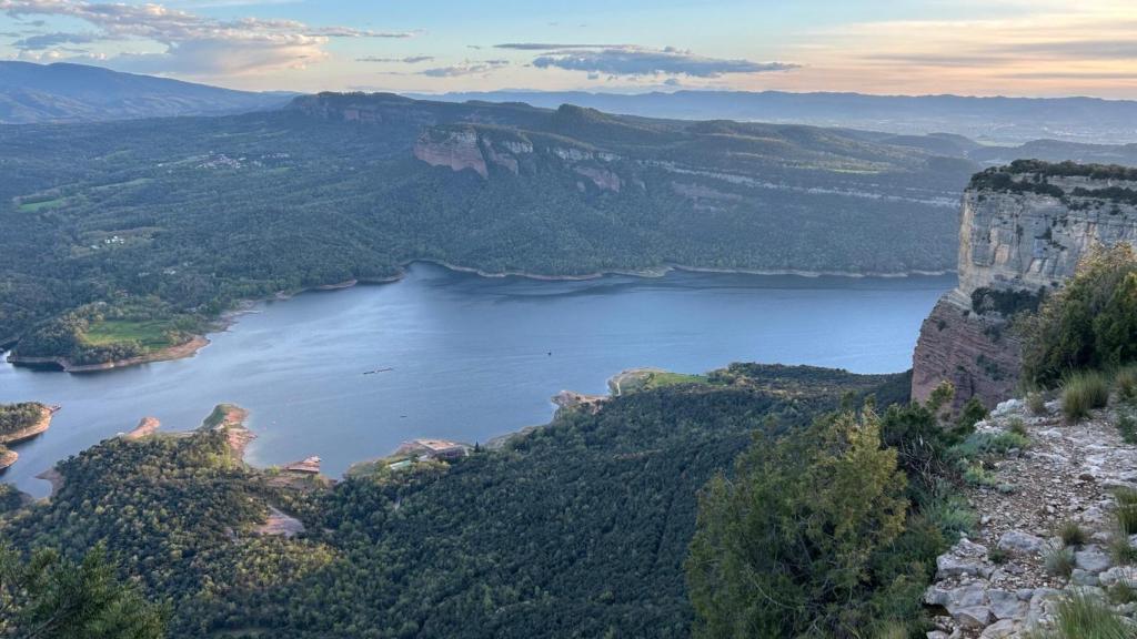 El pantano de Sau, con el campanar de la Iglesia casi cubierto