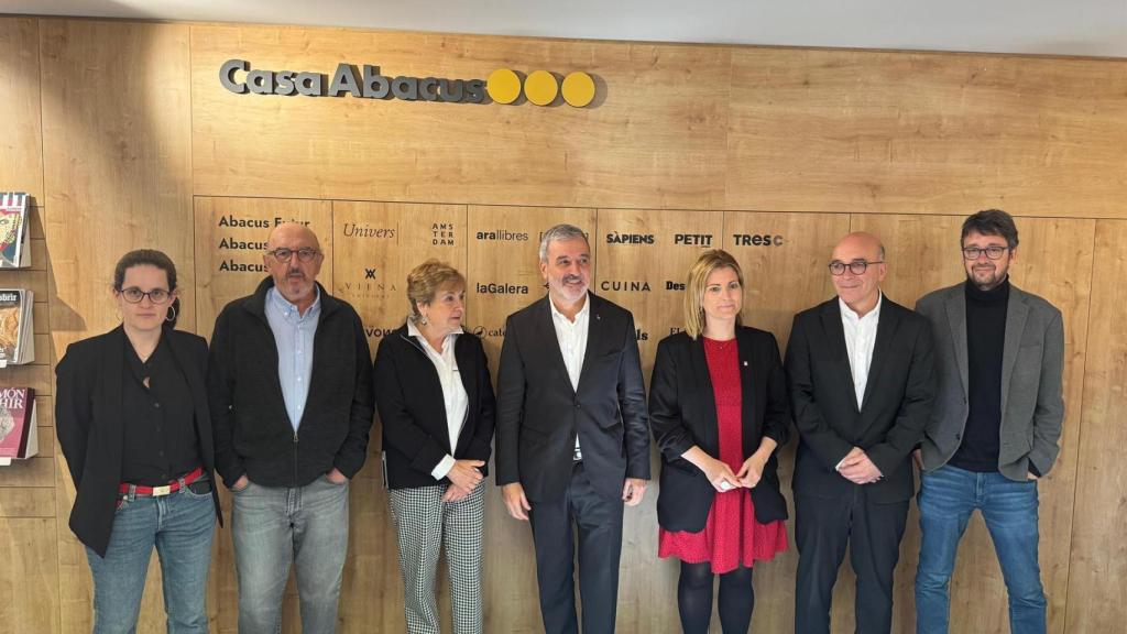 Collboni, en el centro, durante la inauguración, junto a Raquel Sans, a su derecha, y otros representantes