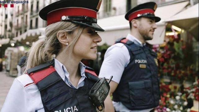Dos agentes de Mossos durante la Diada de Sant Jordi, en una imagen de archivo