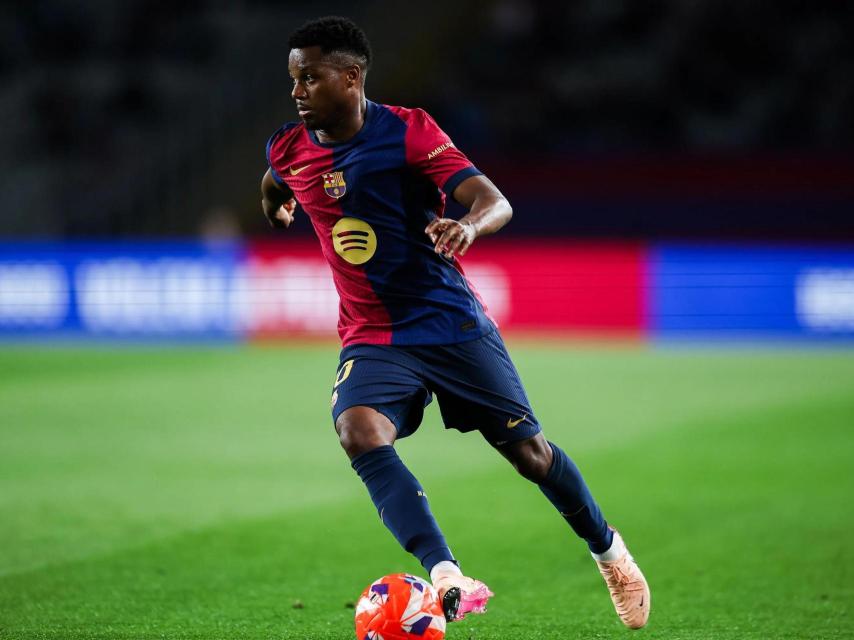 Ansu Fati conduce el balón durante el Barça-Mallorca