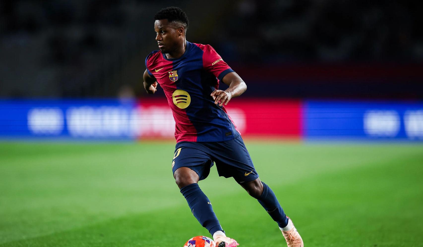 Ansu Fati conduce el balón durante el Barça-Mallorca