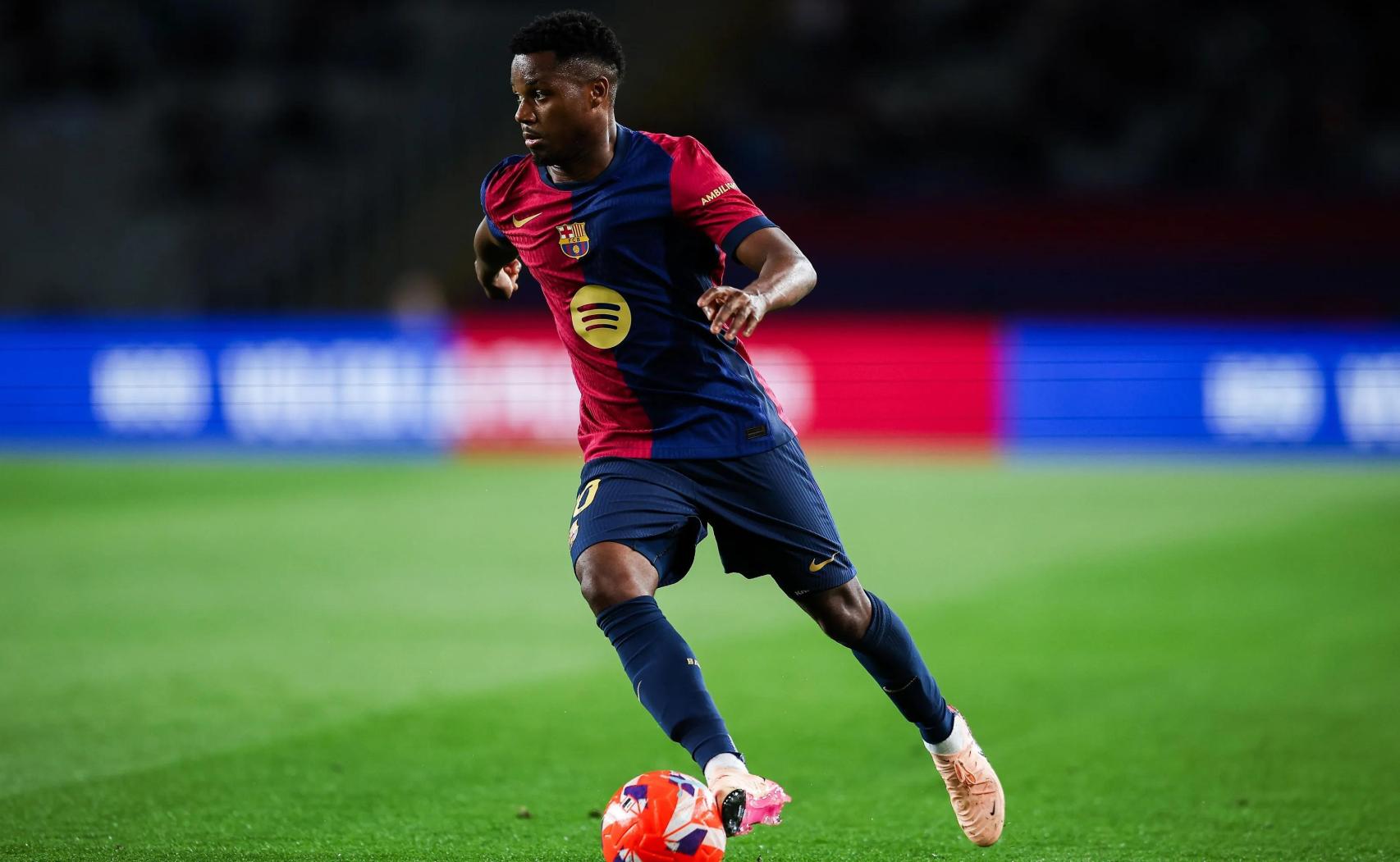 Ansu Fati conduce el balón durante el Barça-Mallorca