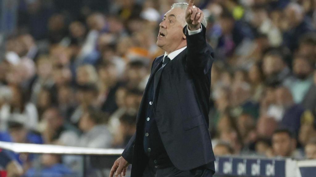 Carlo Ancelotti da indicaciones a su equipo durante el Getafe-Real Madrid