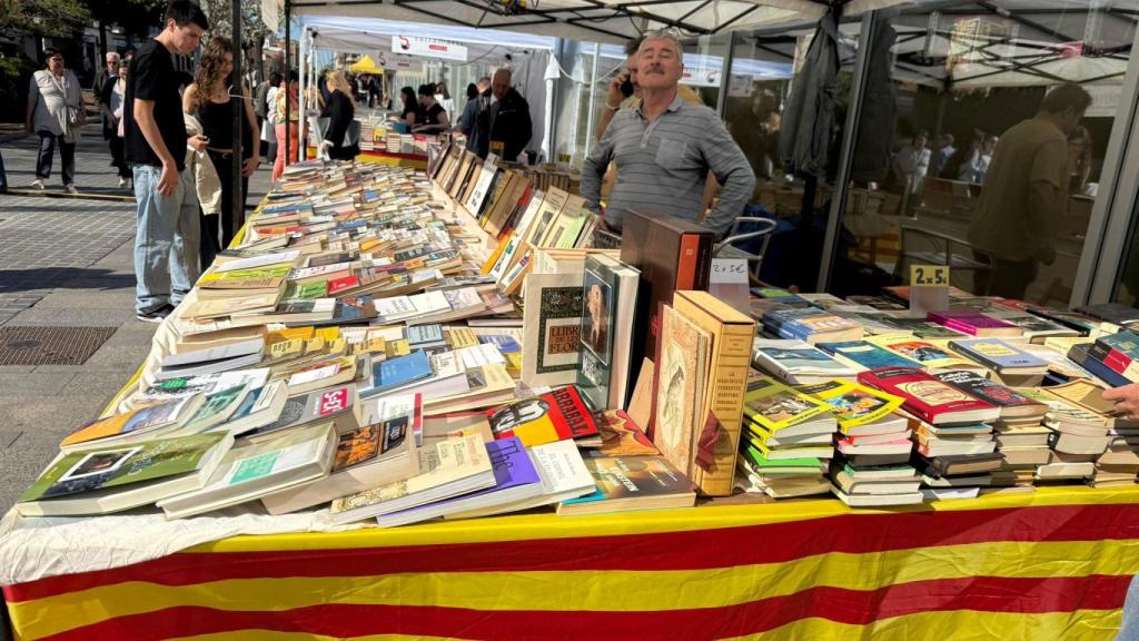Una parada de libros y rosas en Badalona