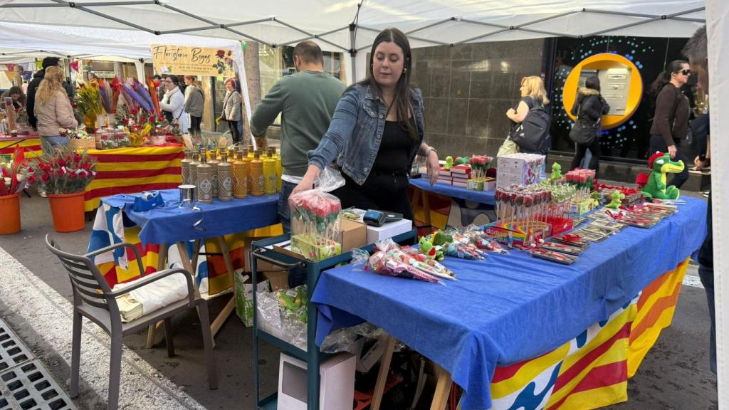 Una parada de libros y rosas en Badalona