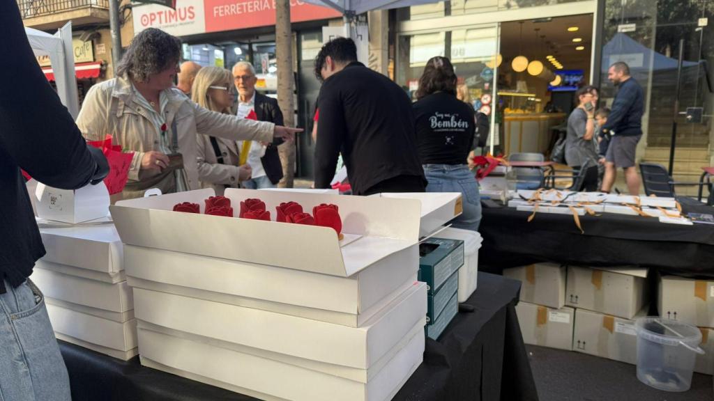Una parada de libros y rosas en Badalona