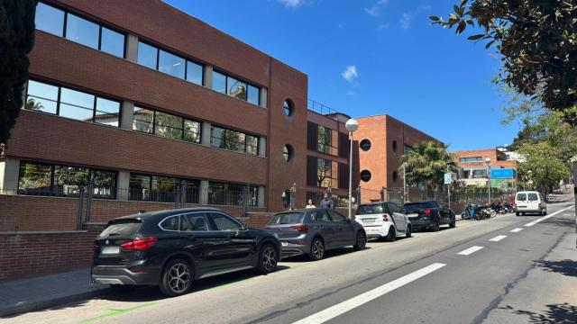 Vehículos estacionados en la zona verde del ámbito universitario