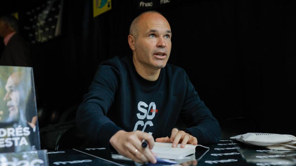 El exfutbolista Andrés Iniesta firmado su libro 'La mente también juega' en Barcelona durante la diada de Sant Jordi