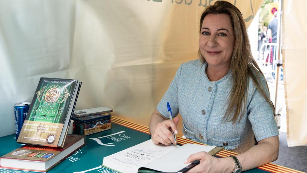Eva García Sáenz de Urturi firma ejemplares de 'La Saga de los Longevos' en la supermanzana literaria de Paseo de Gracia por Sant Jordi 2025