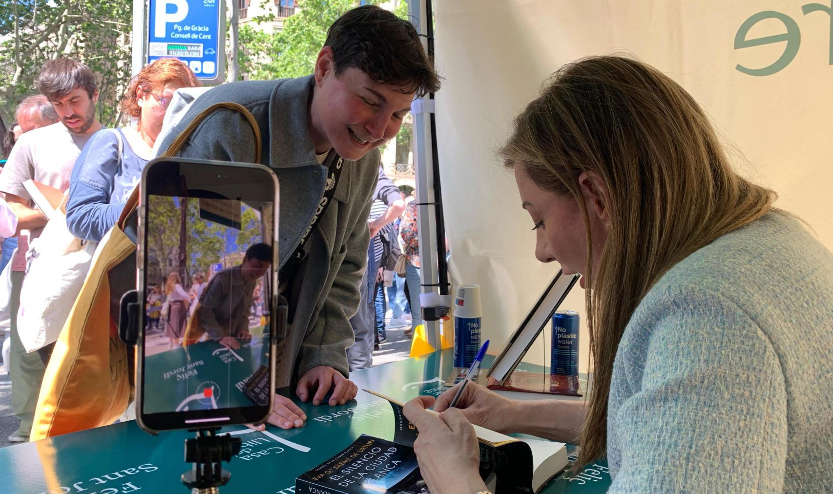 Eva García Sáenz de Urturi firma uno de sus libros a un seguidor por Sant Jordi 2025