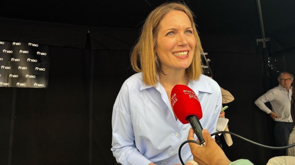 Silva Intxaurrondo durante la firma de su libro 'Solas en el silencio' en la carpa de Fnac de plaza Catalunya de Barcelona por la diada de Sant Jordi