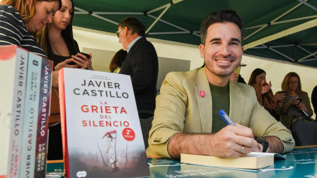 El escritor Javier Castillo firma libros en Barcelona por la Diada de Sant Jordi de este 2025