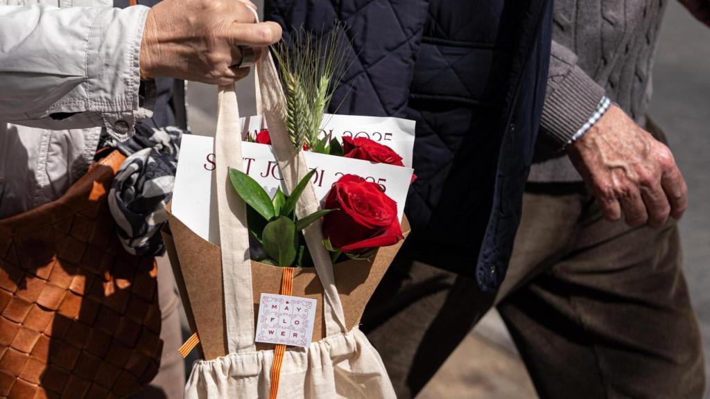 Una pareja caminando por paseo de Gràcia en Sant Jordi 2025