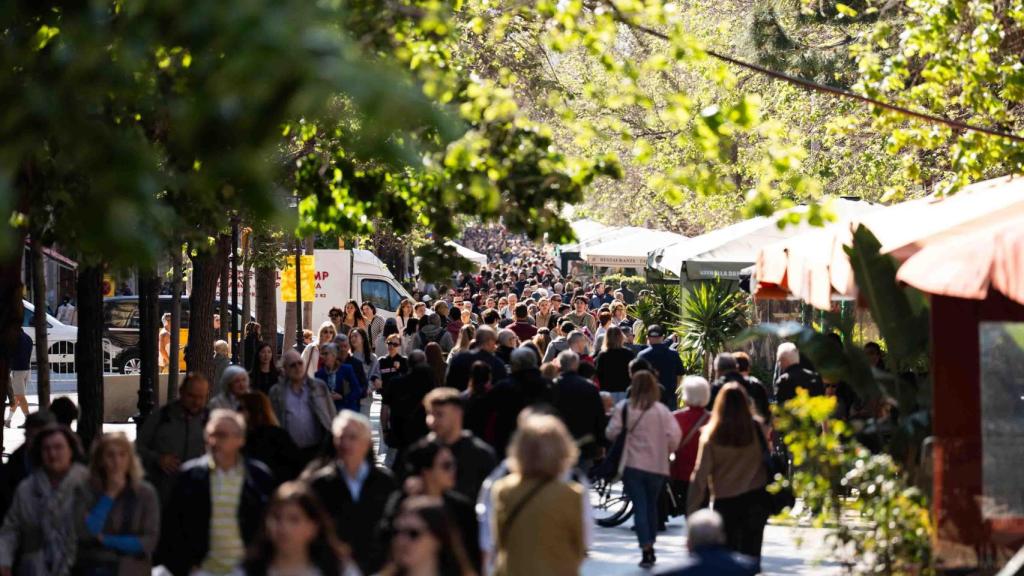 Gente paseando por Rambla Catalunya el día de Sant Jordi