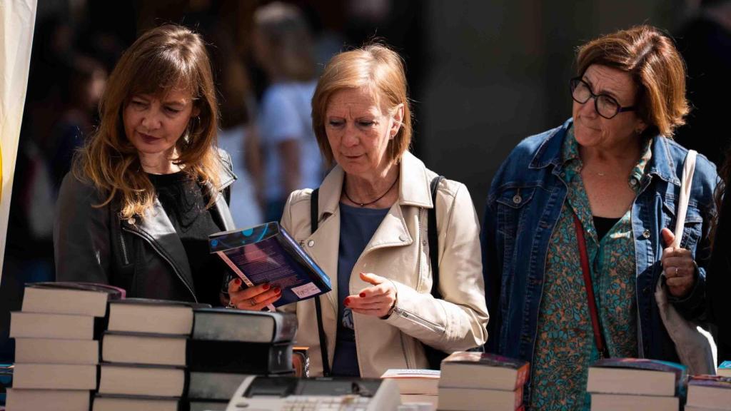 Tres mujeres compran libros en Sant Jordi en Barcelona