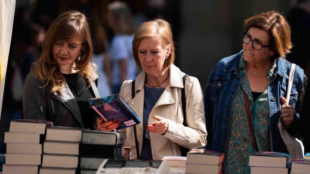Tres mujeres compran libros en Sant Jordi en Barcelona