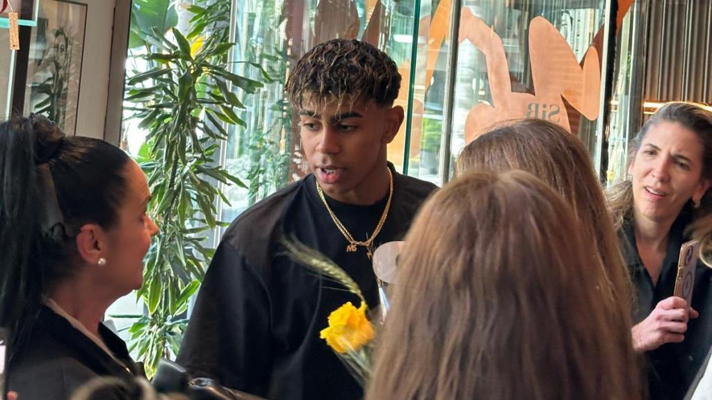 Lamine Yamal a l'interior de l'hotel