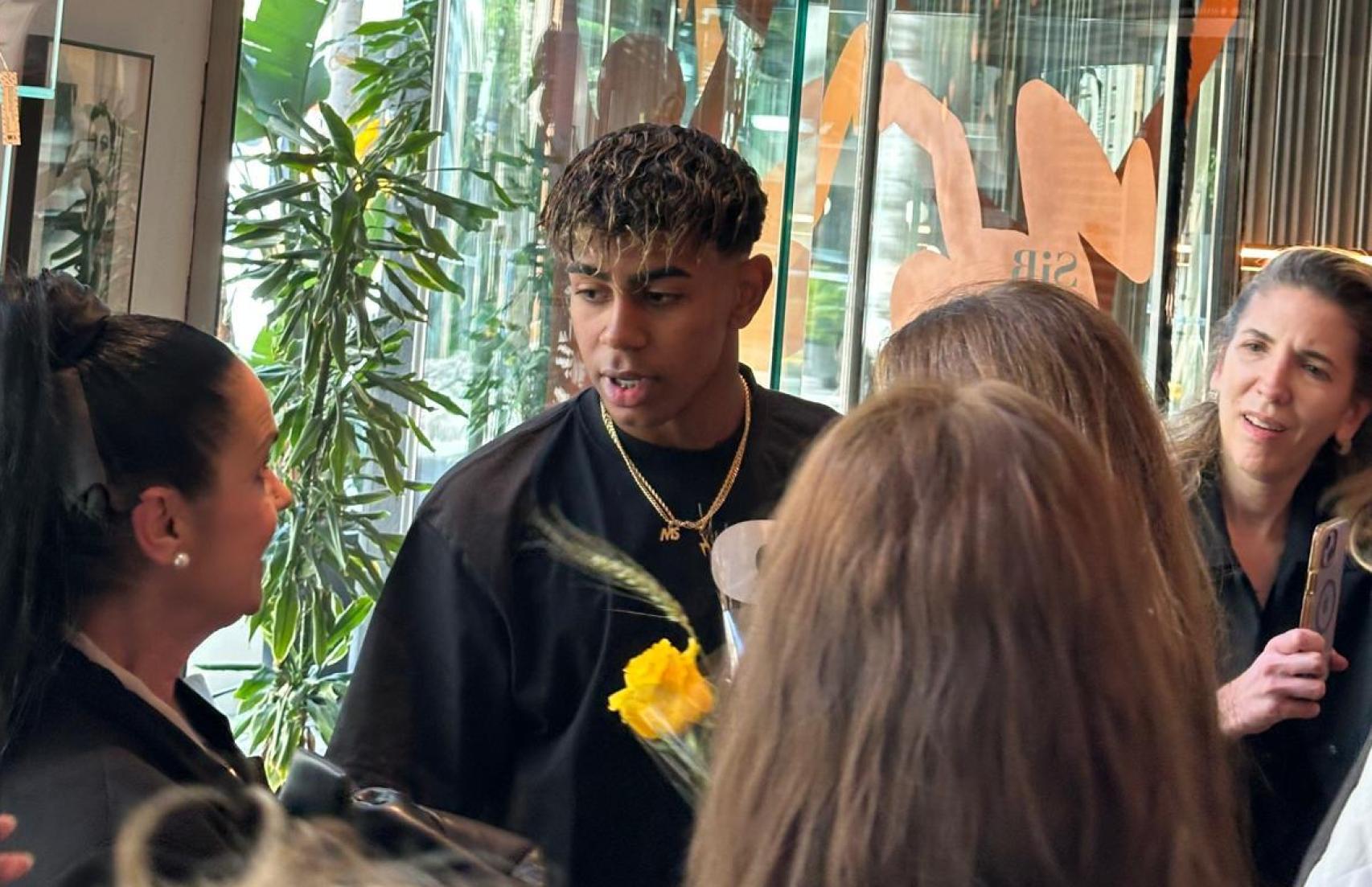 Lamine Yamal en el interior del hotel