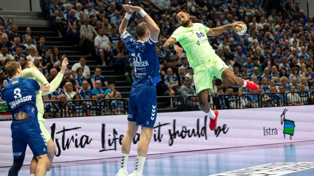 Melvyn Richardson lanza a portería en el Pick Szeged-Barça de balonmano de Champions League