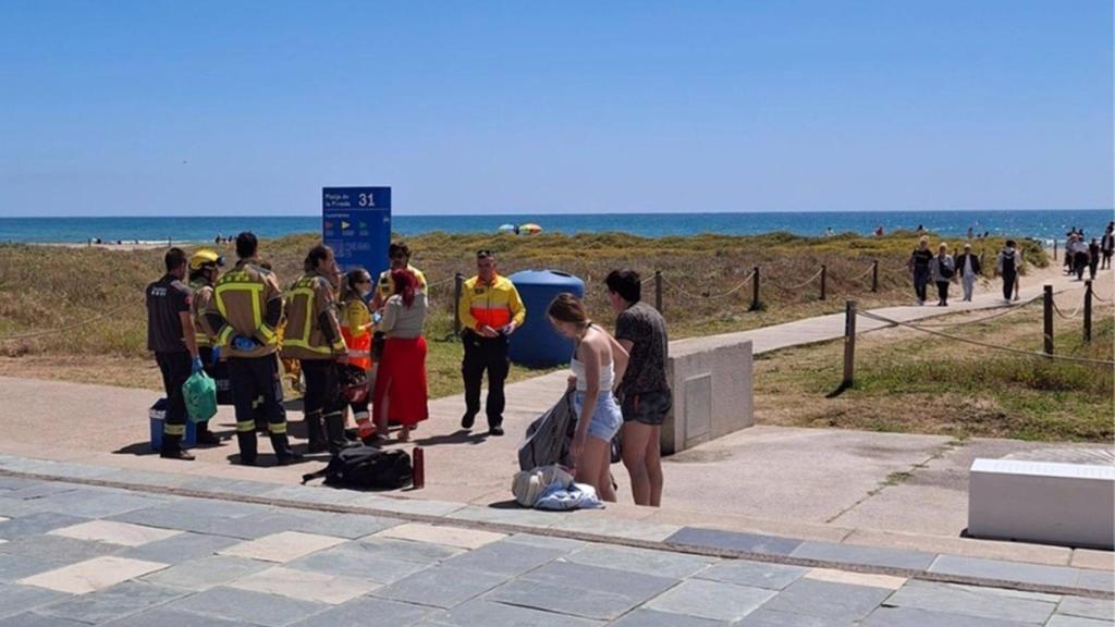 Un policía nacional fuera de servicio salva a un bañista en Castelldefels