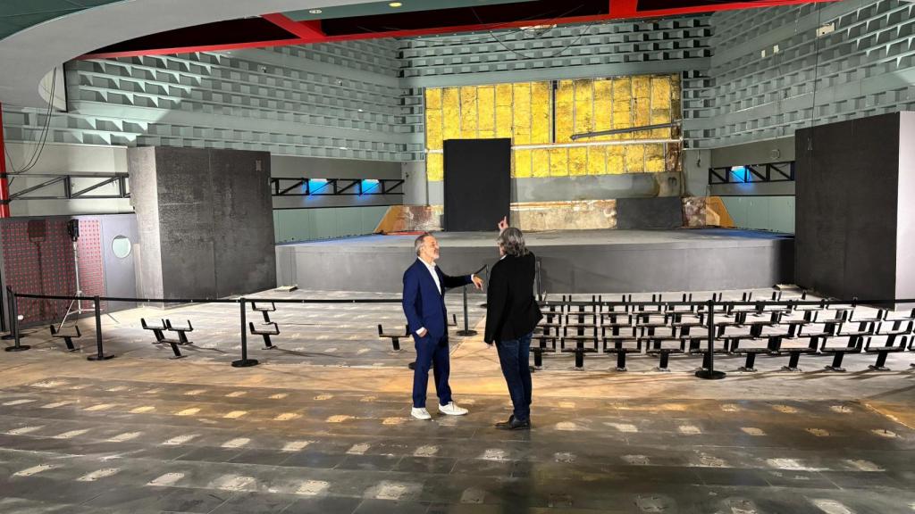 El alcalde de Barcelona, Jaume Collboni, y el concejal de Cultura, Xavier Marcé, en el interior del Teatre Capitol
