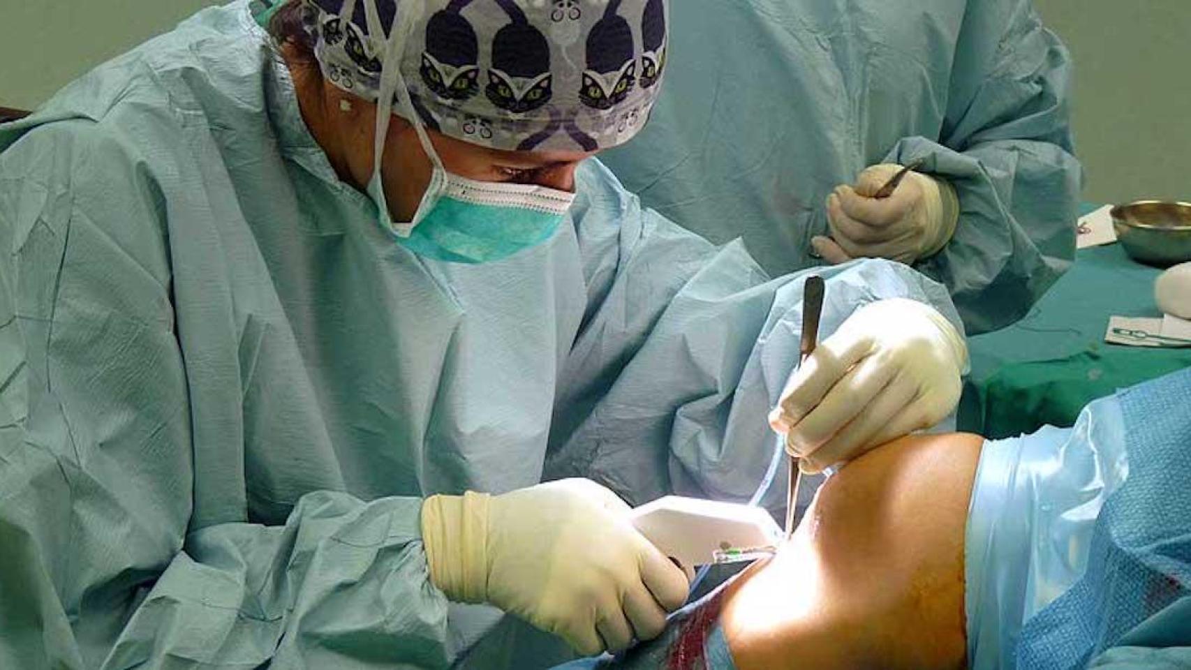 Un cirujano practica una incisión durante una artroscopia de rodilla