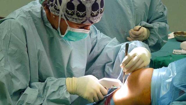 Un cirujano practica una incisión durante una artroscopia de rodilla