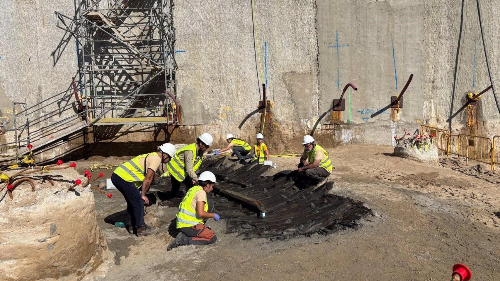 Restos del barco encontrado en las obras del futuro centro de innovación de la Ciutadella del Coneixement, en el antiguo Mercat del Peix
