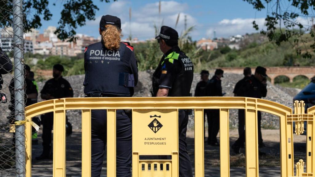 Agentes durante el desalojo