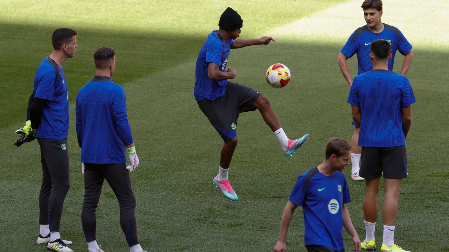 Lamine Yamal, ataviado con un gorro en la cabeza en el entrenamiento previo a la final de Copa del Rey