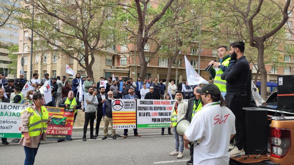 Momento de la manifestación ante la Conselleria de Territorio, Vivienda y Transición Ecológica de la Generalitat
