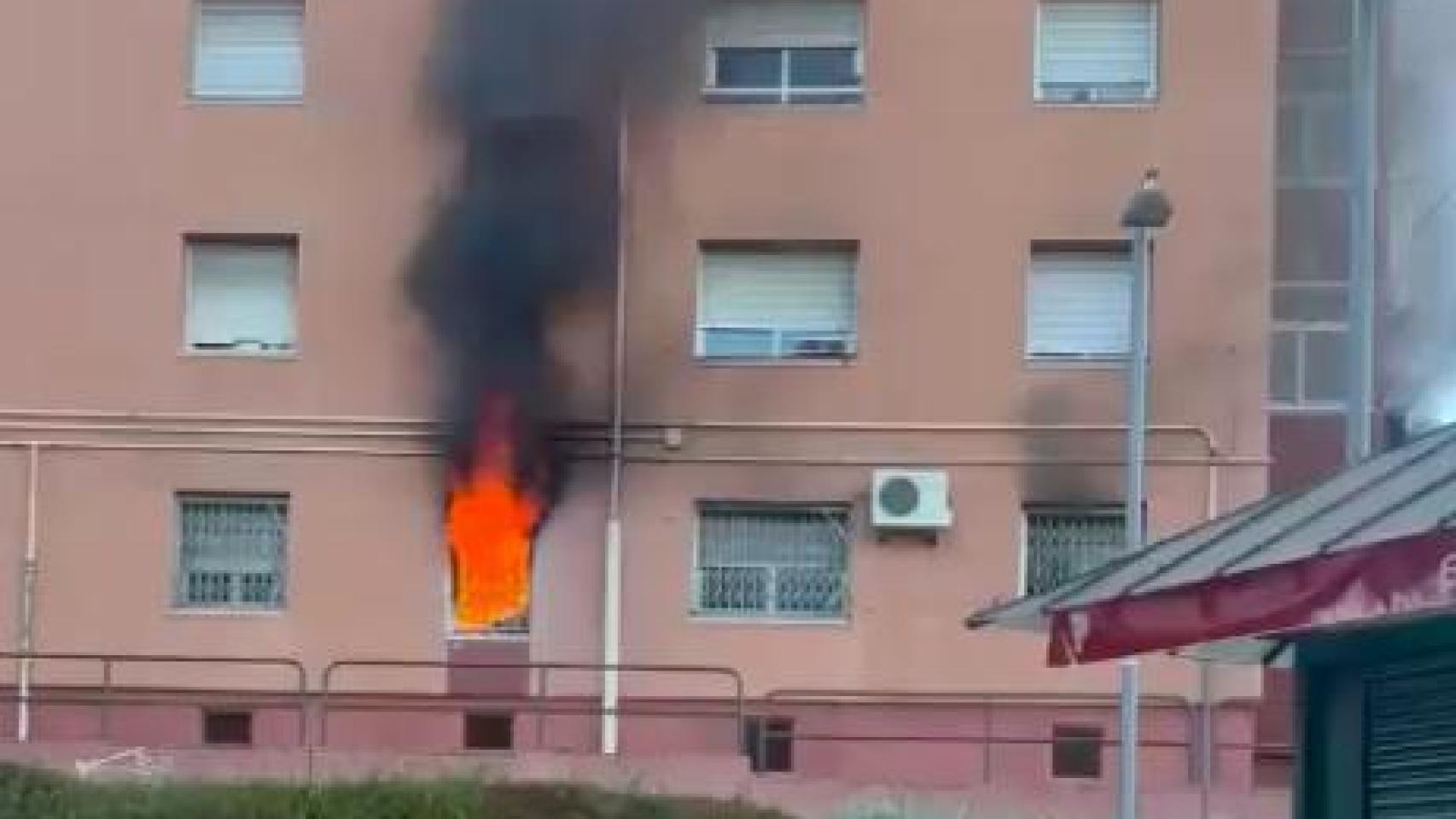 El barrio de Pomar de Badalona pide ayuda tras el brutal incendio en un piso