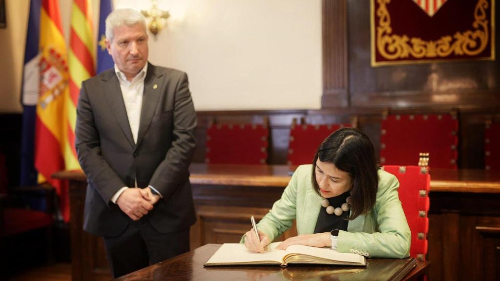 La consellera Parlon durante su visita a Esplugues