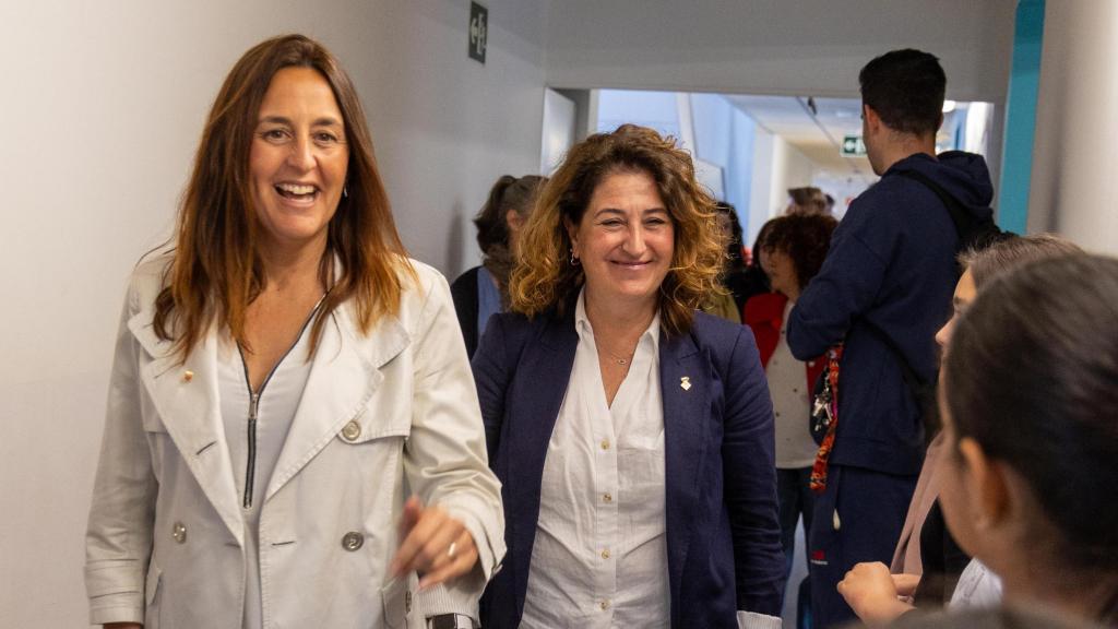 La consellera d'Educació i l'alcaldessa de Viladecans, Olga Morales, durant la seva visita
