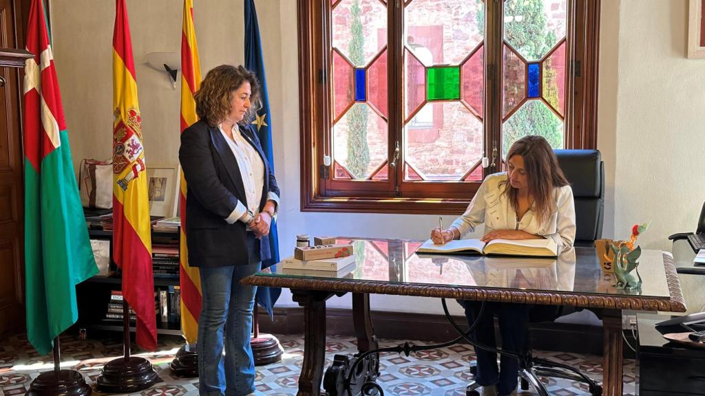 La consellera durant la signatura del llibre d'honor de l'Ajuntament de Viladecans
