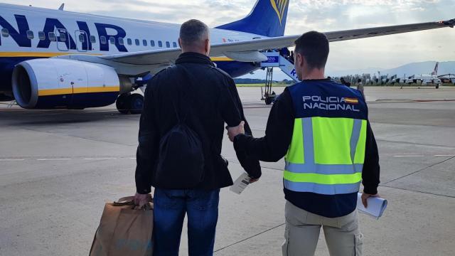 Un agente de la Policía Nacional expulsa a un multirreincidente de Barcelona