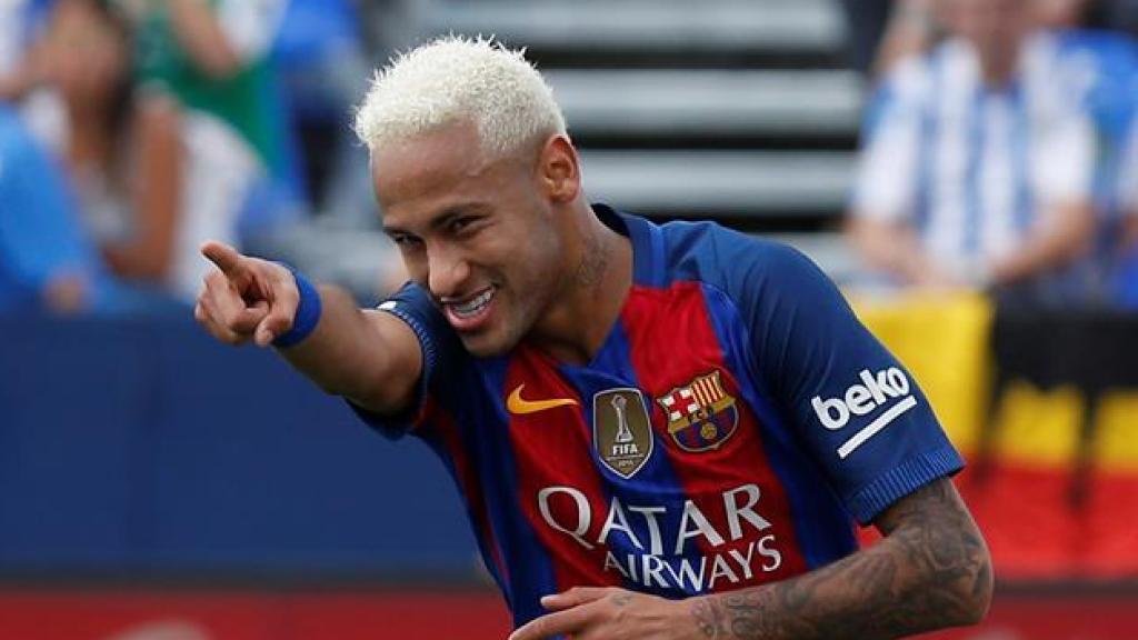 Neymar Jr, en un partido con el pelo teñido de rubio platino