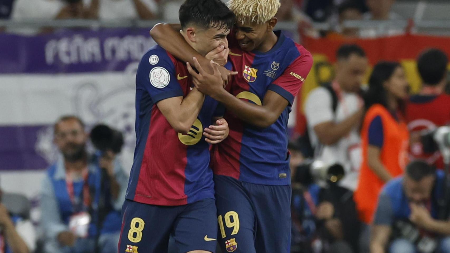 Lamine felicita a Pedri tras marcar un gol al Real Madrid