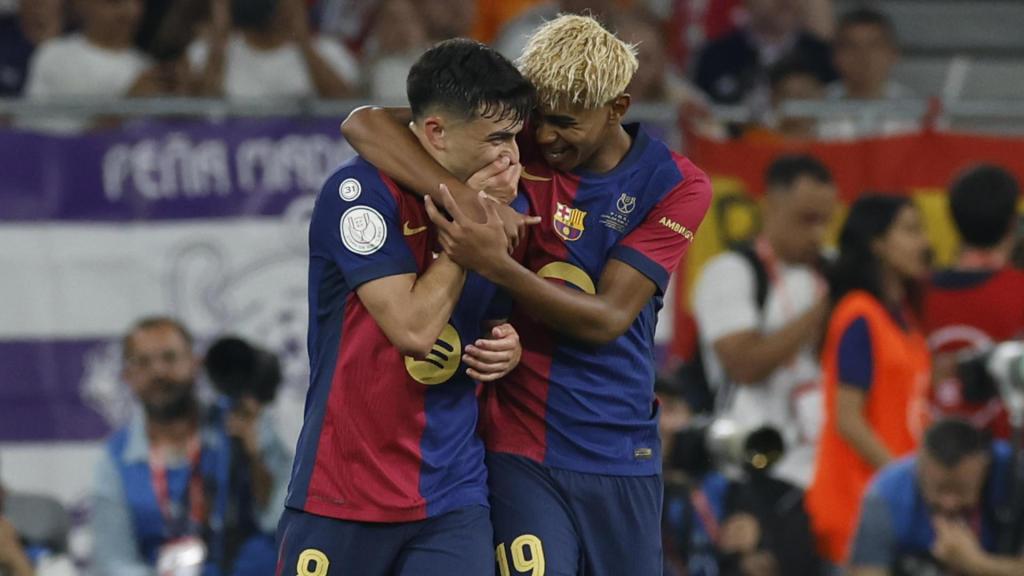 Lamine felicita a Pedri tras marcar un gol al Real Madrid