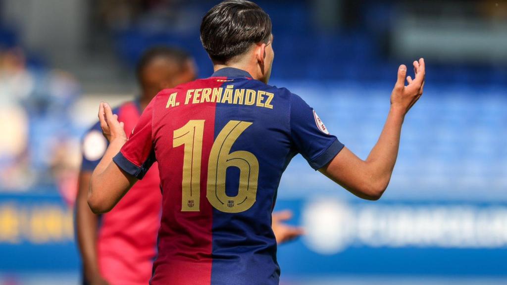 Toni Fernández gesticula durante el Barça B-Amorebieta