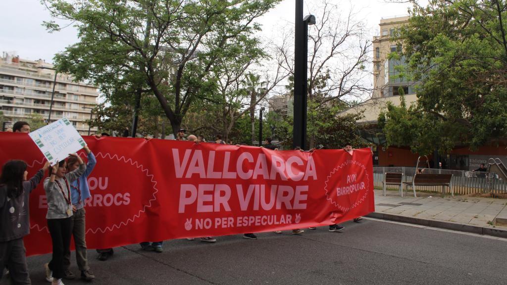 Vecinos y entidades locales se manifiestan contra la rambla verde de Vallcarca