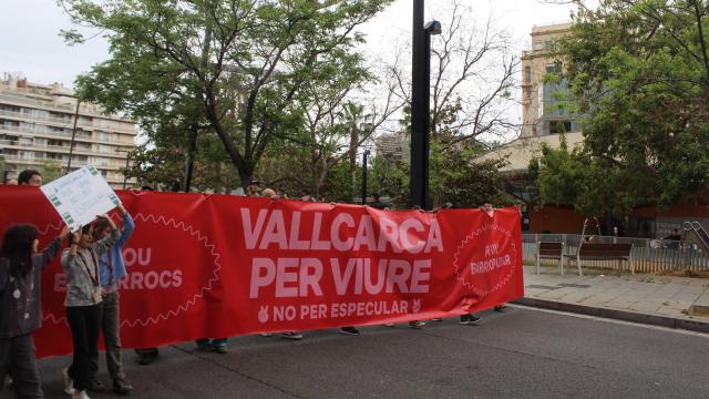 Vecinos y entidades locales se manifiestan contra la rambla verde de Vallcarca