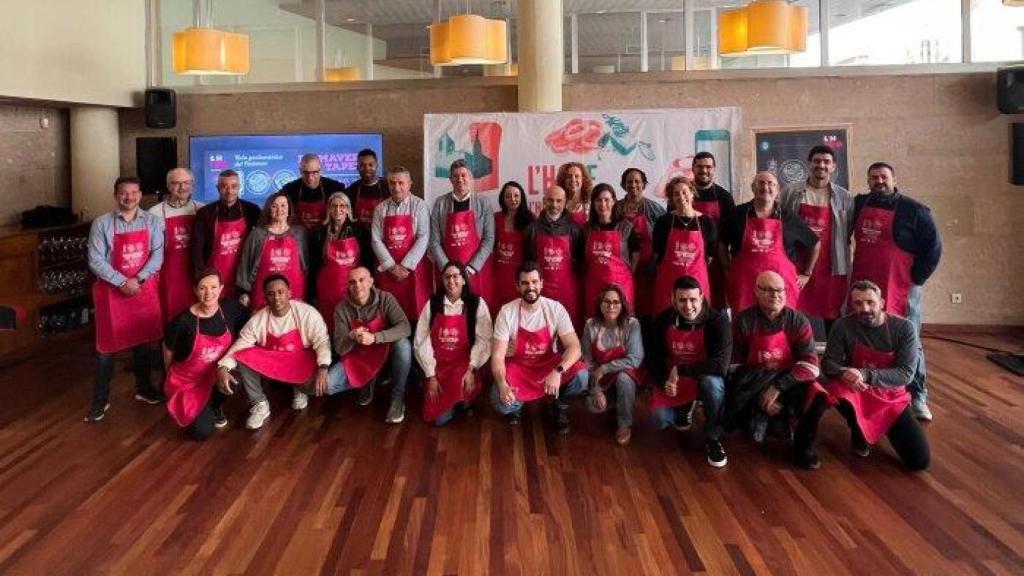 El alcalde de L'Hospitalet, David Quirós, junto a restauradors participants