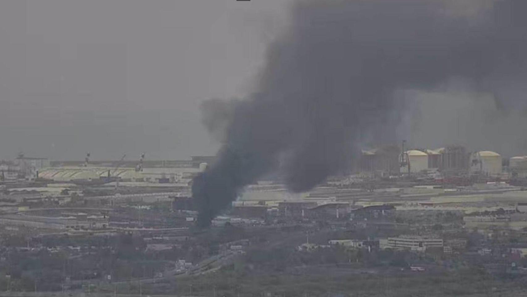 Arde un gran montón de chatarra en Can Tunis