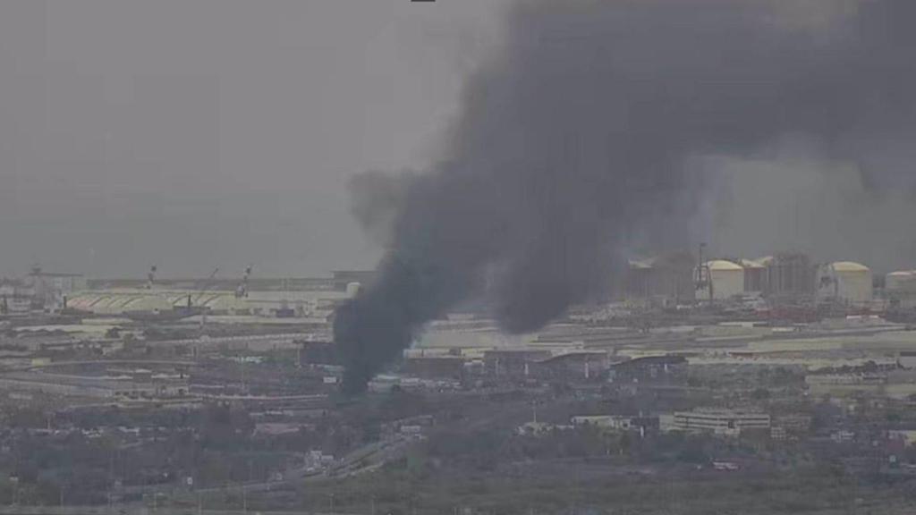 Arde un gran montón de chatarra en Can Tunis